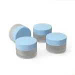 kemasan kosmetik POT FROSTED CAP BLUE varian warna bening frosted dengan cap biru glossy