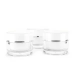 kemasan POT ACRYLIC PUTIH LIST SILVER varian warna putih dengan aksen silver metalik